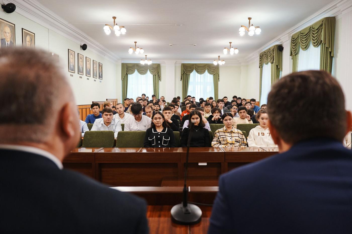 В БНТУ прошла встреча руководства Ташкентского государственного транспортного университета с иностранными студентами из Узбекистана